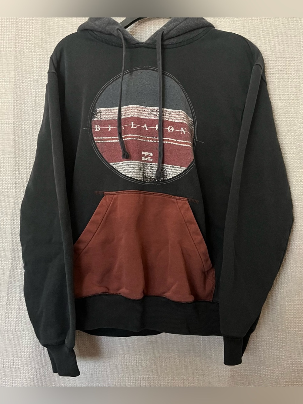 Woman’s Y2K Surfwear Billabong black & brown hoodie with a cool design #surf